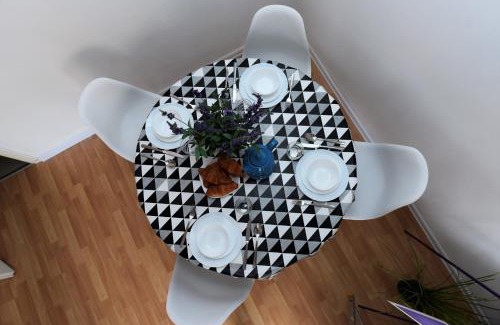 Mirow Apartment | Hello Warsaw! Calm Artistic City Center Apartment