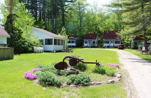 North Sebago Cottage | Hemlock Cottage-Private Beach-Pets Welcome - Round Table Lodge, Sebago, Maine