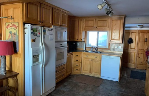 Muskoka Lakes Cottage | Hemlock Hideaway-Four Seasons on Lake Muskoka