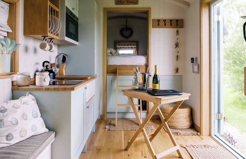 Redmile Cabin | Herbie's Shepherd's Hut - Sleeps 2 & Hot Tub