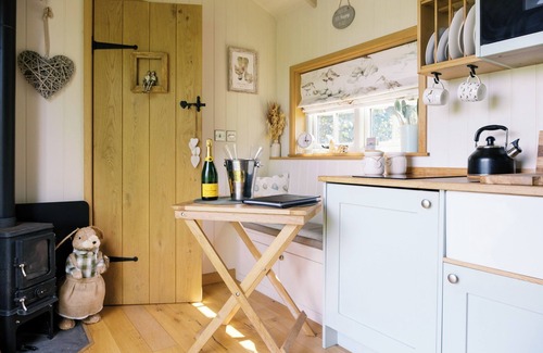 Redmile Cabin | Herbie's Shepherd's Hut - Sleeps 2 & Hot Tub