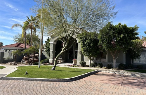 Deer Valley Condo | Here's to a relaxing stay.pool, spa, sauna, shaded walkways? Ahhh.no cares.