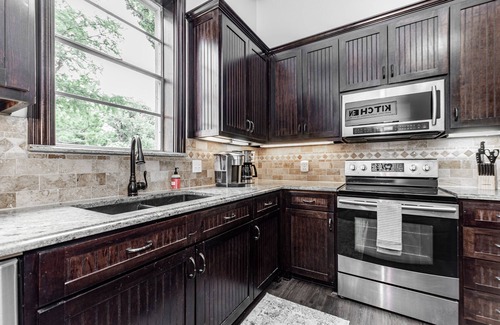 Euless House | HERITAGE HOUSE- HUGE POOL-ROOFTOP-PICKLE-BALL COURT-ARCADE-HOT-TUB