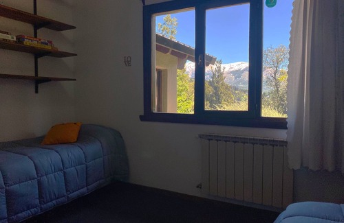 Playa Bonita Ski Chalet | Hermosa Casa con Jardín y Vista a las Montañas