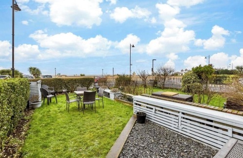 Herne Bay Apartment | Herne Bay Ground Floor 1-Bed Flat with Direct Seaview and Private Front Garden