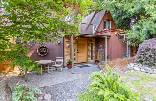 Langley Cottage | Heron Rook Cottage - Art Filled Retreat