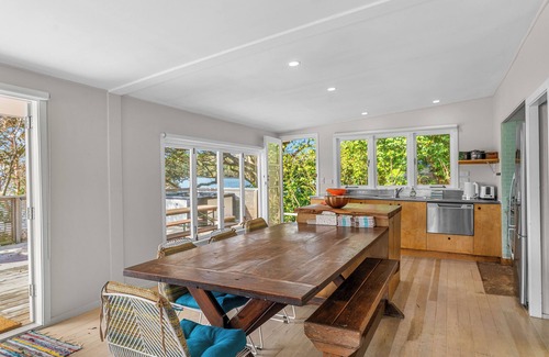 Snells Beach House | Heron's Hideaway - Snells Beach Holiday Home