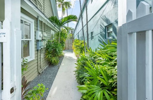 Uptown - Upper Duval Cottage | Heron Suite | Vibrant Retreat, Hot Tubs, Steps from Duval Street!