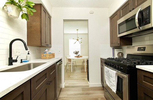 McNeil Hotel | Hestia: Modern Duplex near Apple & The Domain