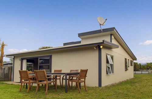 Whangamata Cottage | Hetherington Haven - Whangamata Holiday Home