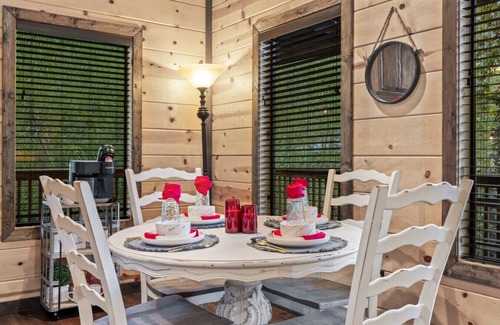 Broken Bow Cabin | Hey There Delilah · Romantic Honeymoon Haven with Private Hot Tub and King Suite