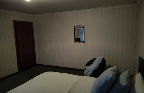 Vrasene House | Hi.nIt's family house with rooms , private room wifi shared kitchen,WC , douche.