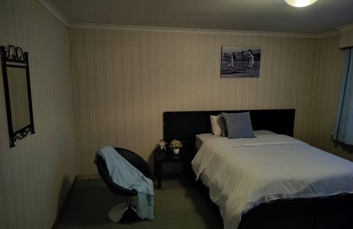 Vrasene House | Hi.nIt's family house with rooms , private room wifi shared kitchen,WC , douche.
