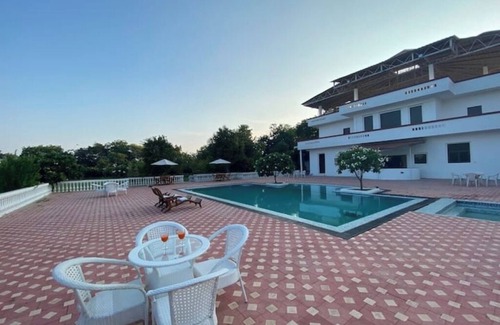 Gurugram Villa | Hi5 Stays DAY USE Farm/BIG Pool/Pool Party