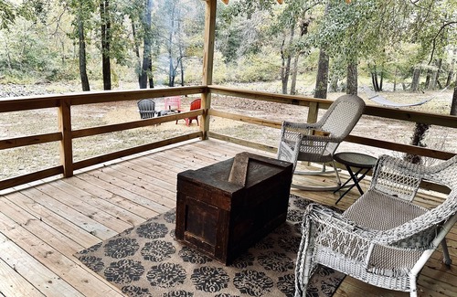 Cedar Bluff Cabin | Hickory Cabin @ Little River Hideout - Cozy tiny home right on Little River