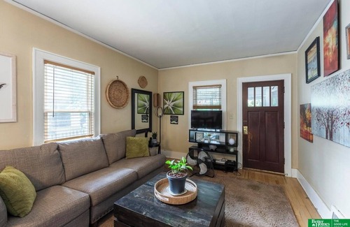 Aksarben - Elmwood Park House | Hickory Street Retreat - in the Heart of Aksarben