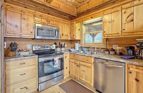 Hayesville Cabin | Hidden Escape Chalet by Chatuge Home Concierge Lake and mountain views, fire pit, hot tub
