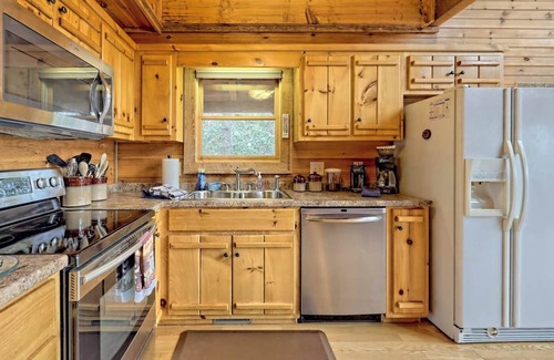 Hayesville Cabin | Hidden Escape Chalet by Chatuge Home Concierge Lake and mountain views, fire pit, hot tub