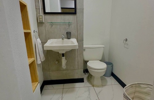 Amon Apartment | Hidden Gem Apt. in Heart of DT