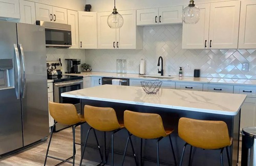Roeland Park House | Hidden Gem Modern Loft