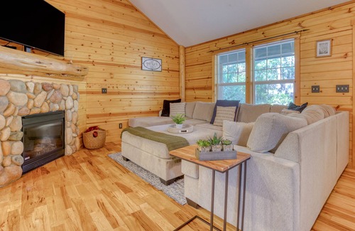 Brightwood Cabin | Hidden Gem of Mt Hood forest w/Private Hot Tub, Riverside Retreat.