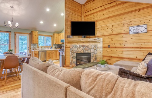 Brightwood Cabin | Hidden Gem of Mt Hood forest w/Private Hot Tub, Riverside Retreat.
