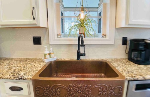Radcliff House | Hidden Oasis: 3BR Retreat | 2 King Beds | Sleeps 9 | Sunroom | Fire Pit