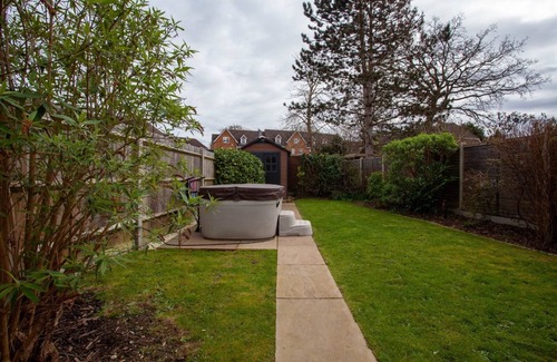 Bracknell House | Hide Away House with Hot Tub and Driveway