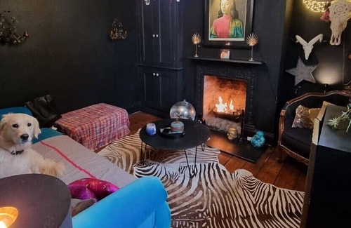 Cheltenham Cottage | Hideaway Cottage - Romantic - Fireplace - Quirky