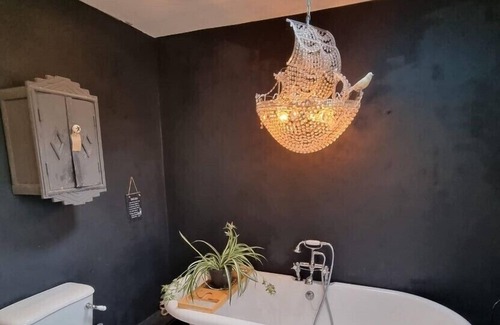 Cheltenham Cottage | Hideaway Cottage - Romantic - Fireplace - Quirky