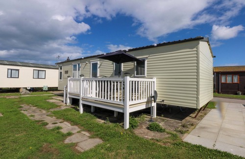 Towyn Cottage | HIDEAWAY LODGE, pet friendly, country holiday cottage in Abergele