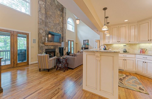 Helen House | Hideaway Manor - Luxury Home w/Hot Tub just Minutes Away from Downtown Helen