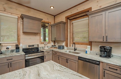 Sevierville Cabin | Hideaway@ThePreserve: Pool*Views*HotTub*Wifi*Theater*GameRoom*S/Secluded