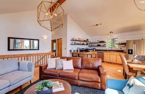 Valley of the Sun Cabin | High Alpine Lodge🍃Views of Pikes Peek🏔️Hot Tub♨️Garage🚙$0 Cleaning & Pet fee