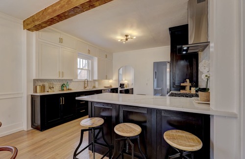 Norman House | High End Campus Cottage 5 Star - King Bed, 3 Bedrooms, 1.5 Bath, Newly Remodeled