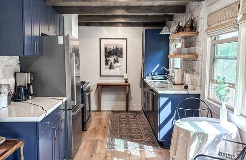 Carnelian Woods House | High End Design Lakeview Cabin Walk to Beaches + Restaurants