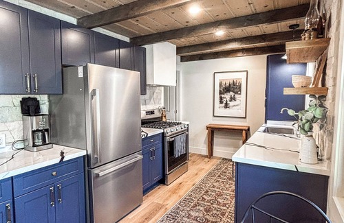 Carnelian Woods House | High End Design Lakeview Cabin Walk to Beaches + Restaurants