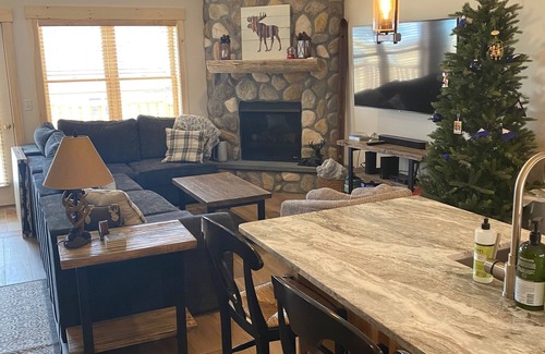 Carrabassett Valley House | High-end Ski/Golf retreat hot tub, fireplace, 4 bd rm, game rm.