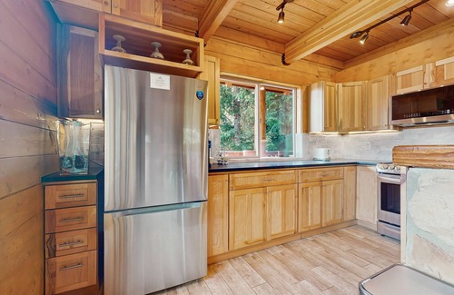 Hyak House | High-end ski-in/ski-out getaway with fast WiFi, large deck & more