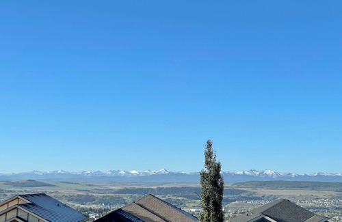 Cochrane House | High-End Suite with Mountain Scenery & Spa Hot Tub