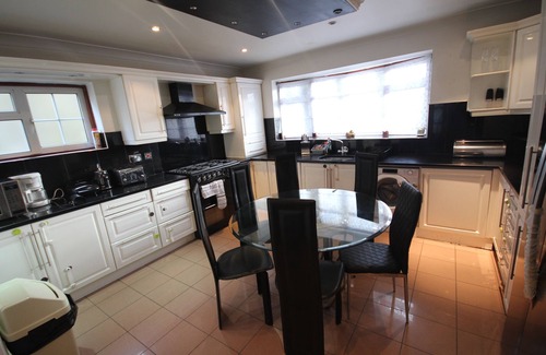 Hillingdon House | High Gables House -A Spacious Four Bedroom home located in Uxbridge.