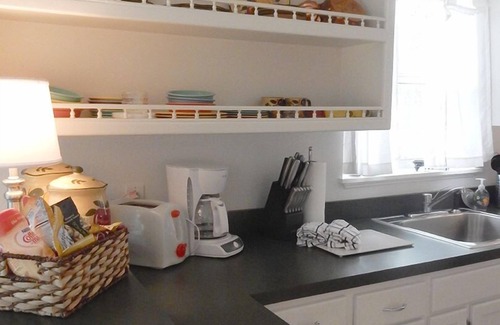 Mount Dora Cottage | High Hedges Cottage - Close to downtown Mt Dora in quiet neighborhood