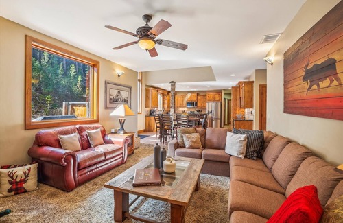 Breckenridge Heights House | High Point Lodge: Private Home, Cozy Patio Area, Hot Tub & Private Ski Shuttle!