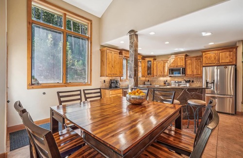 Breckenridge Heights House | High Point Lodge: Private Home, Cozy Patio Area, Hot Tub & Private Ski Shuttle!