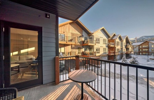 Dead Man's Flats Apartment | High rise Lux 2-B apartment near Canmore Banff-Pool -hot tub- gym -