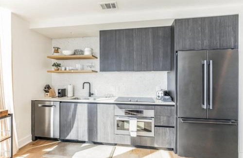 Rainey Street Historic District House | High Rise Luxury Condo with Lake & City Views
