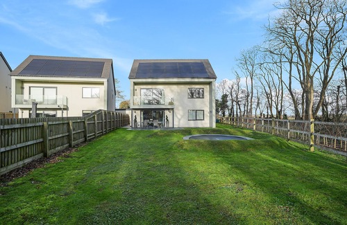 Lincoln House | High spec, 4 bed family eco-home w/private gym & tennis courts in Lincolnshire.