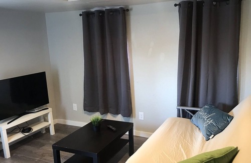 Governmental Mall Condo | High Speed WiFi - Clean, Simple and Central - 5 min from downtown