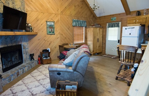 Blairsville Cabin | High up on Mtn - View & Hot Tub for an 'Altitude-Adjustment'