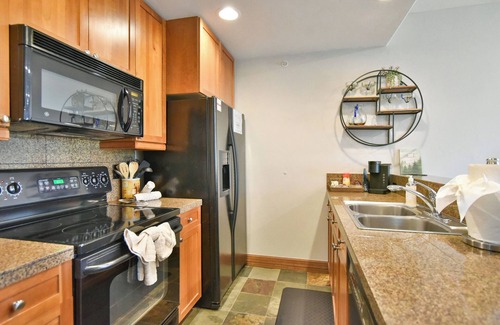 The Highlands Condo | Highland Greens Retreat: Great Location, Near Shuttle Stops